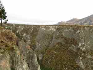 Suddenly a canyon opemsto our ride side